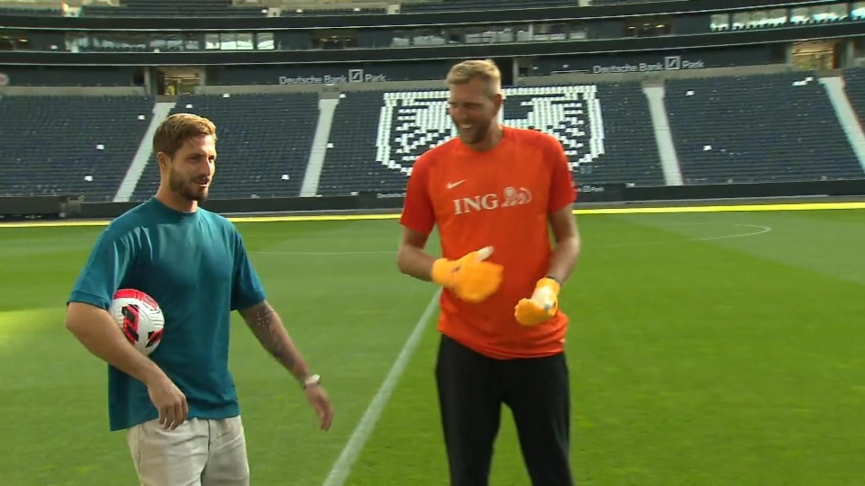 Dirk Nowitzki und Kevin Trapp sorgen für Lacher Fußball-Benefizspiel „Champions for Charity“