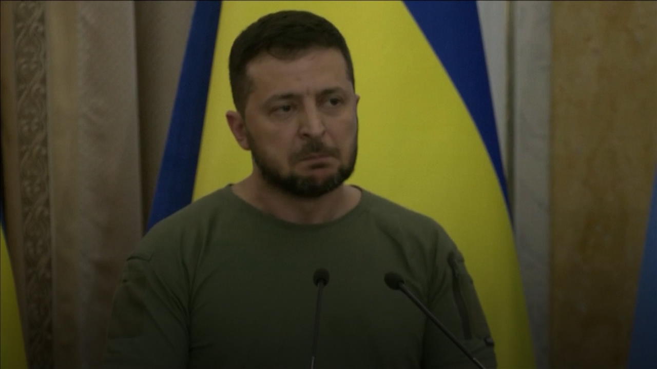 Selenskyj korrigiert Übersetzer bei Pressekonferenz "Ruhm der Ukraine"
