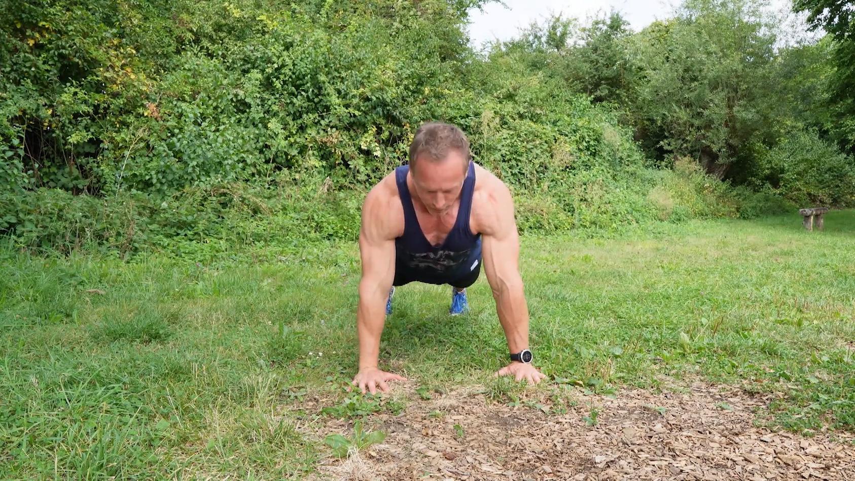Fitness-Star zeigt seine drei Top-Übungen Muckies von überall