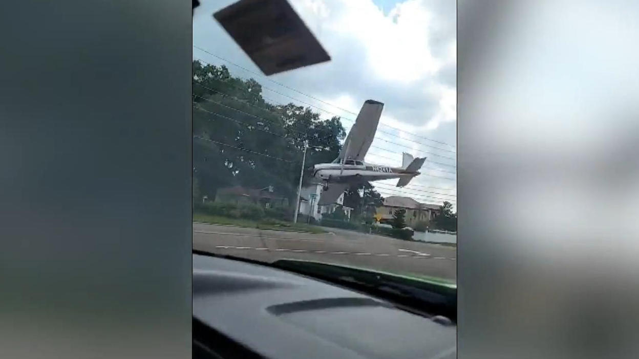 Pilot verliert Kontrolle: Flugzeug kracht auf Highway Notlandung missglückt