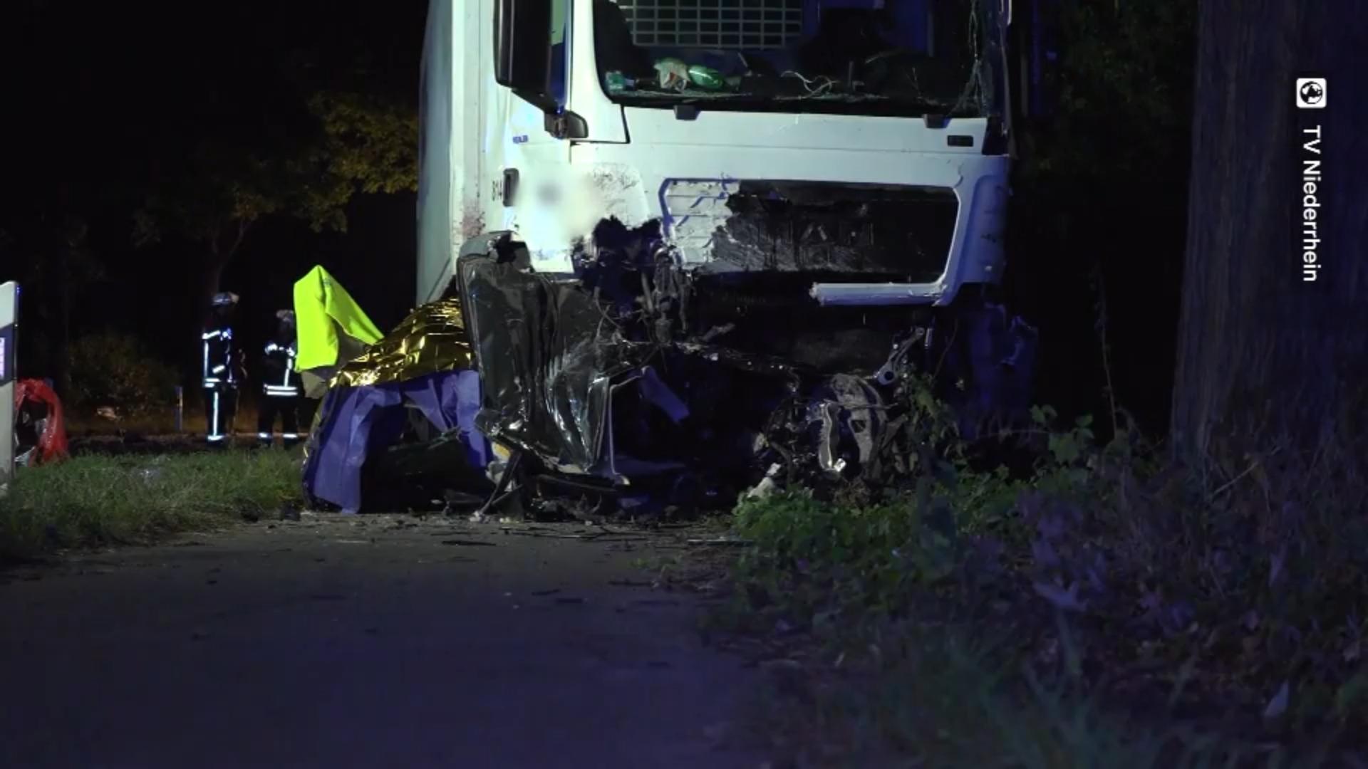 Horror-Crash bei Issum: Fahrer stirbt nach Aufprall Wagen wird in zwei Teile gerissen