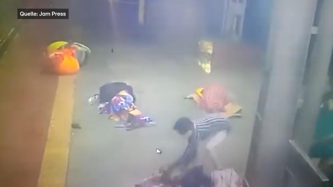 Shocking Footage Of Couple Kidnapping Baby At Indian Railway Station!