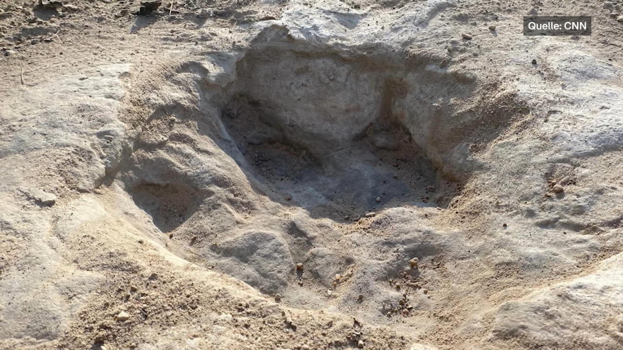113 Year Old Dinosaur Footprints Found In Texas Due To Drought