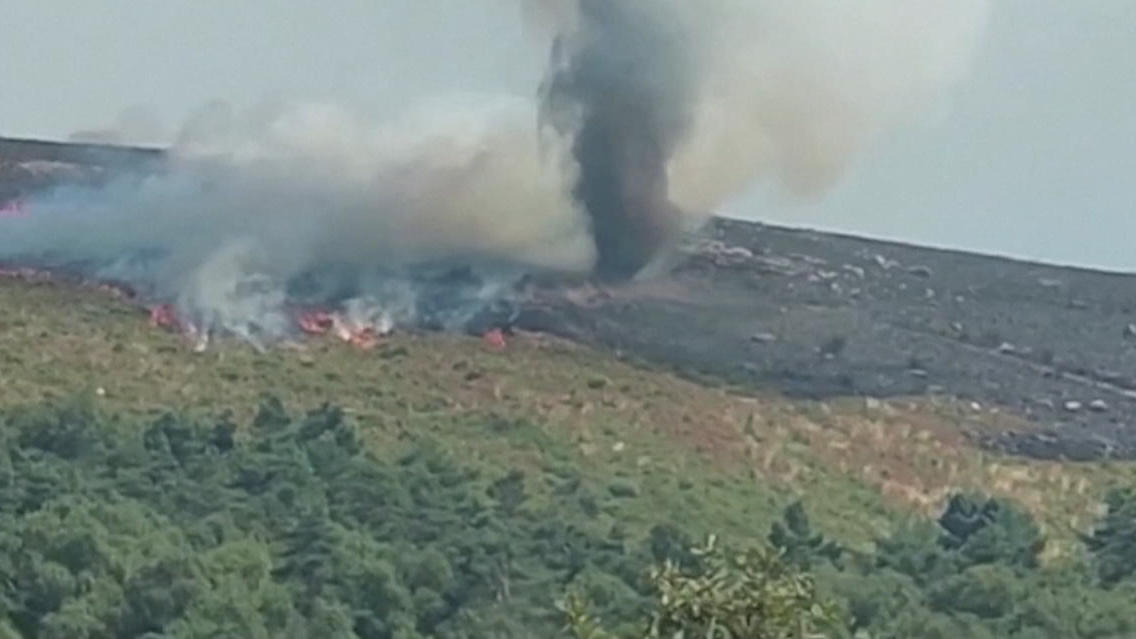 Feuertornado fegt durch Waldbrand-Chaos Portugal: Feuerwehrmänner filmen