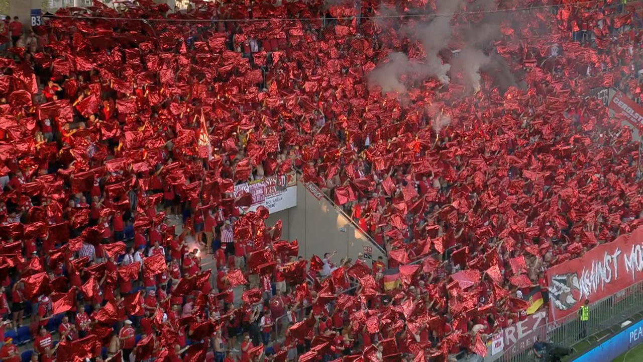Die Kölner Fans heizen der Mannschaft beim Einmarsch ein Der Weg in die Conference League