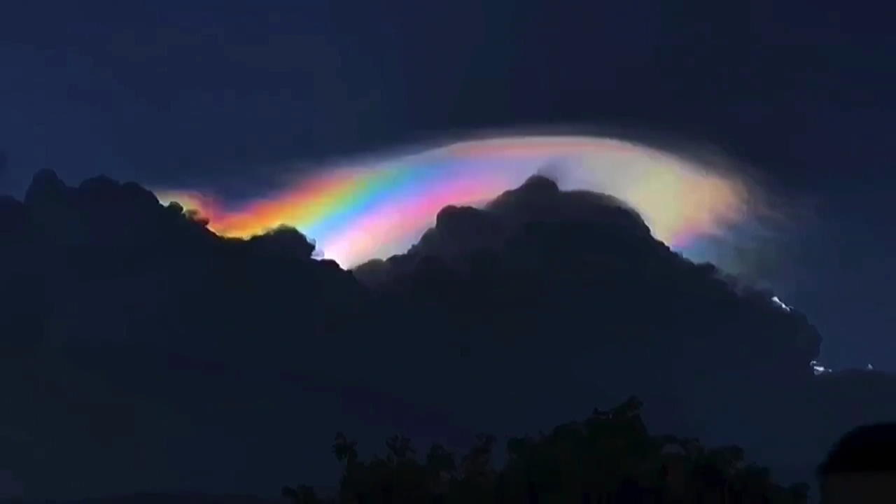 Regenbogen-Wolke begeistert das Netz Spektakuläres Naturschauspiel