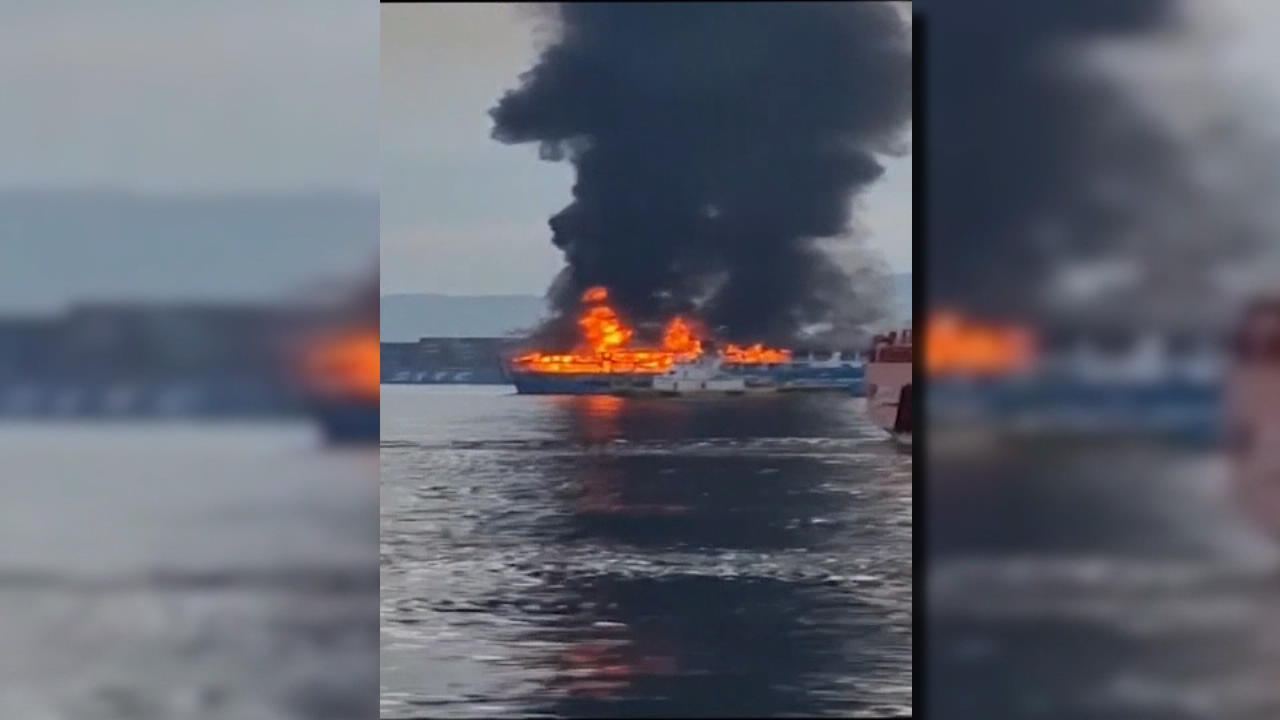 Schiff in Flammen - über 80 Menschen an Bord Fähre in Brand geraten