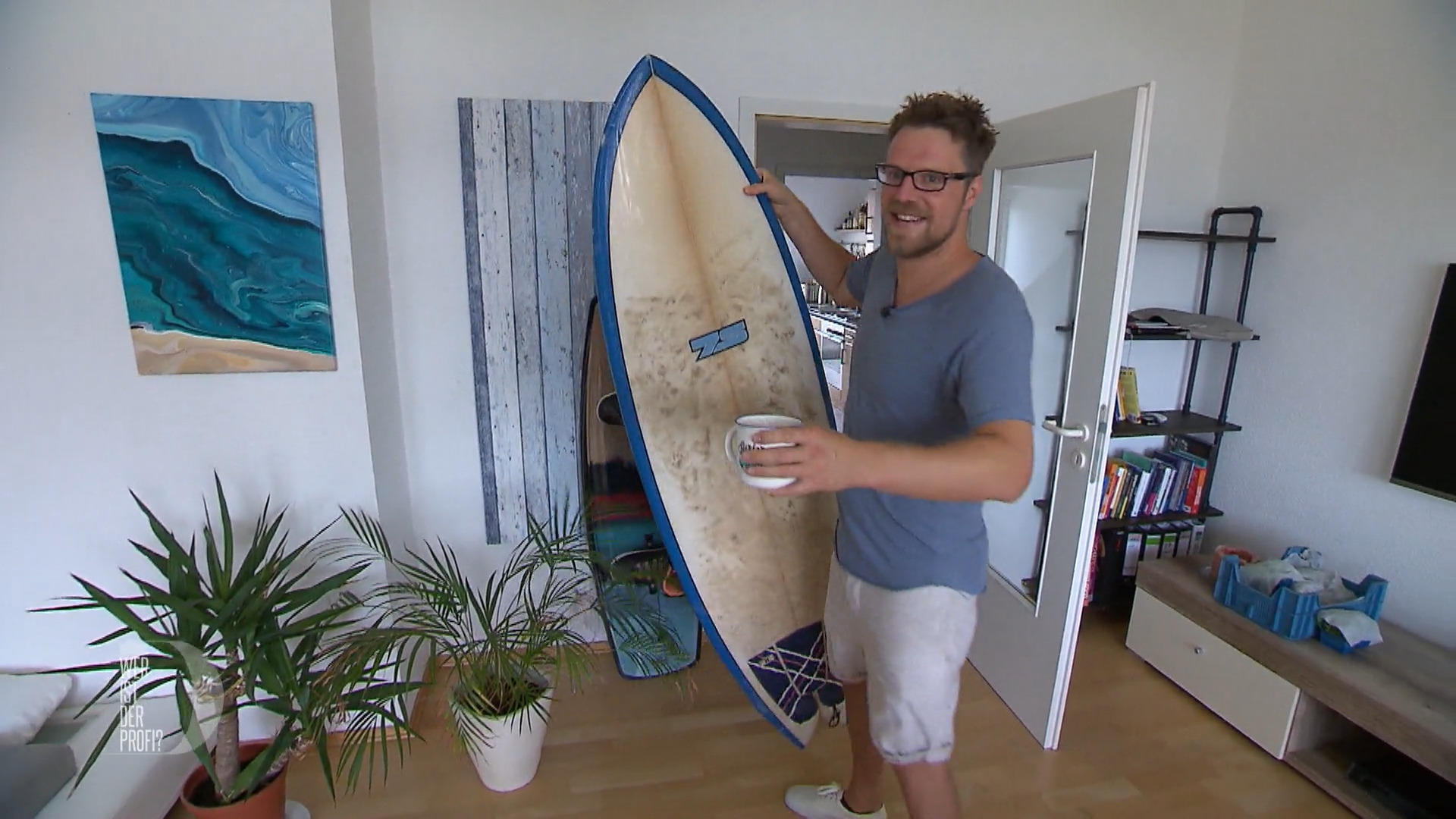 Jan demonstriert seine Surfer-Fähigkeiten Weitgereister Asien-Fan
