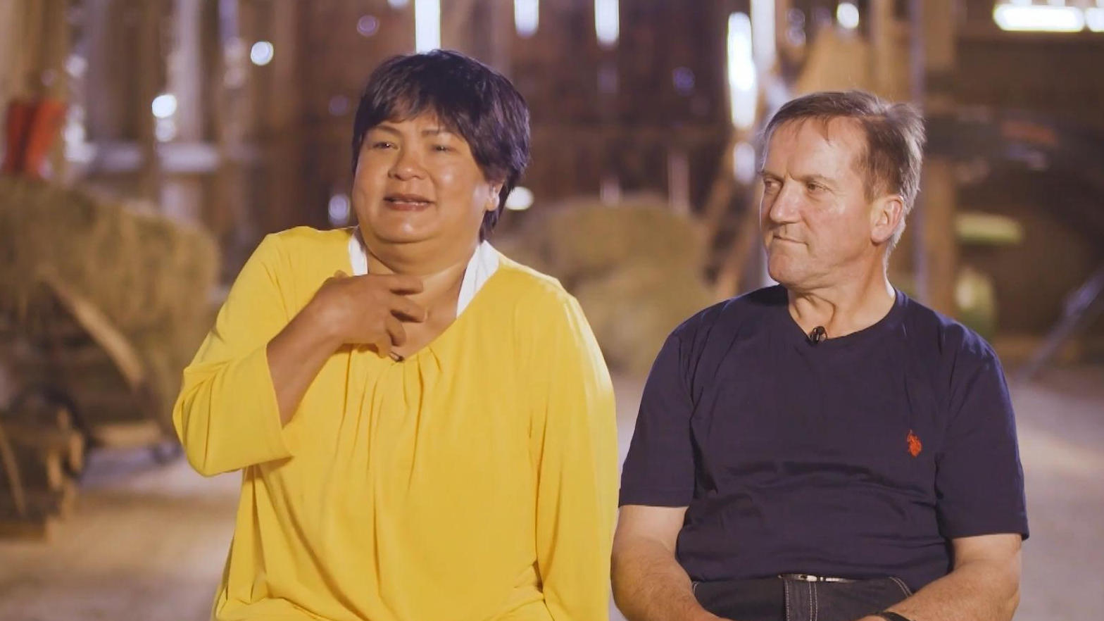Le fermier a fait sa demande en mariage à sa petite amie en thaï !  Narumol et Josef se marient pour la deuxième fois