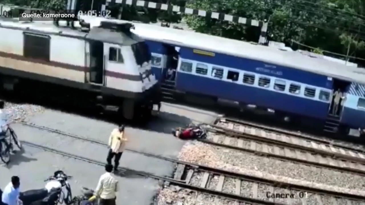 Das war knapp! Mann fast von Zug erwischt Dramatische Aufnahme aus Indien