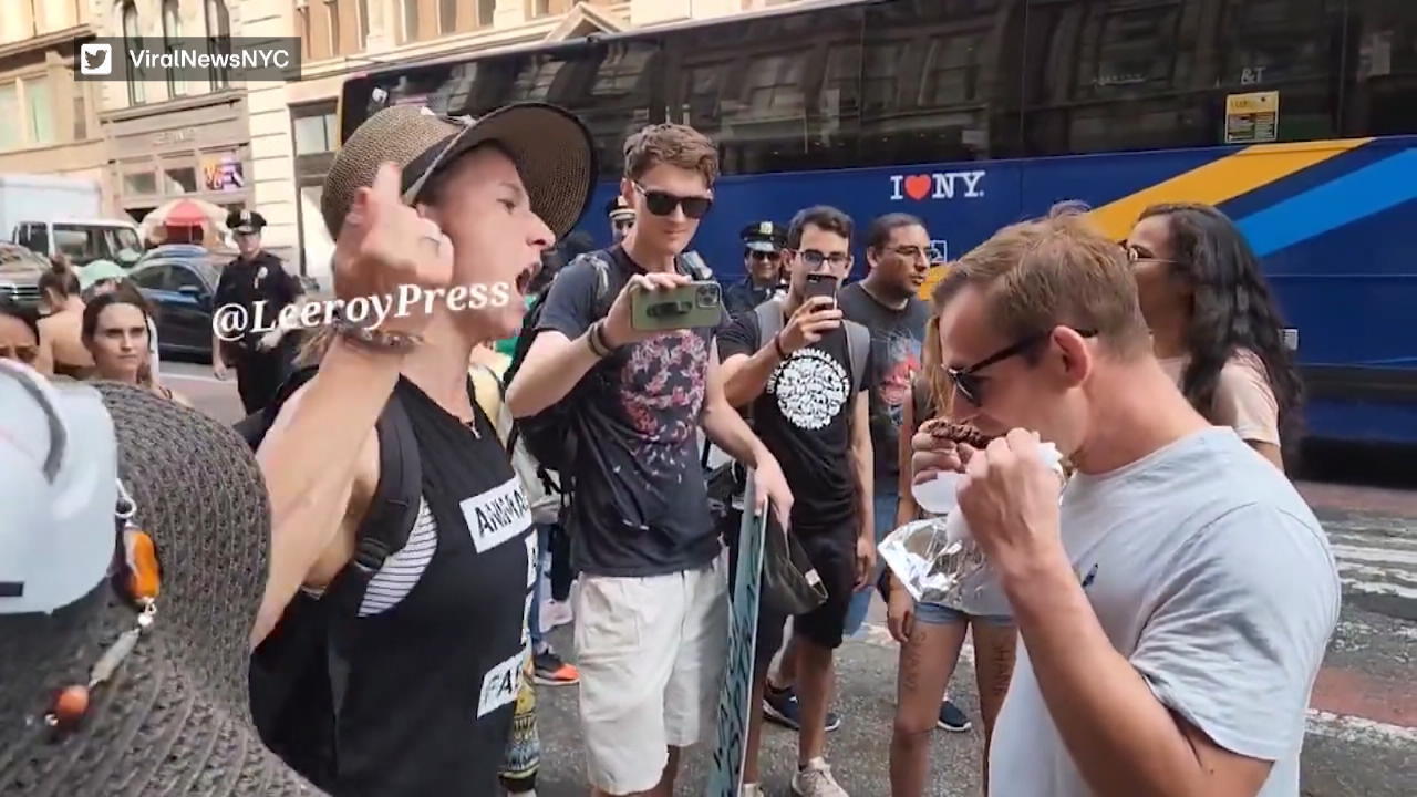 Mann provoziert mit Kebab-Spieß - Aktivistin rastet aus! Tierschutz-Demo in New York