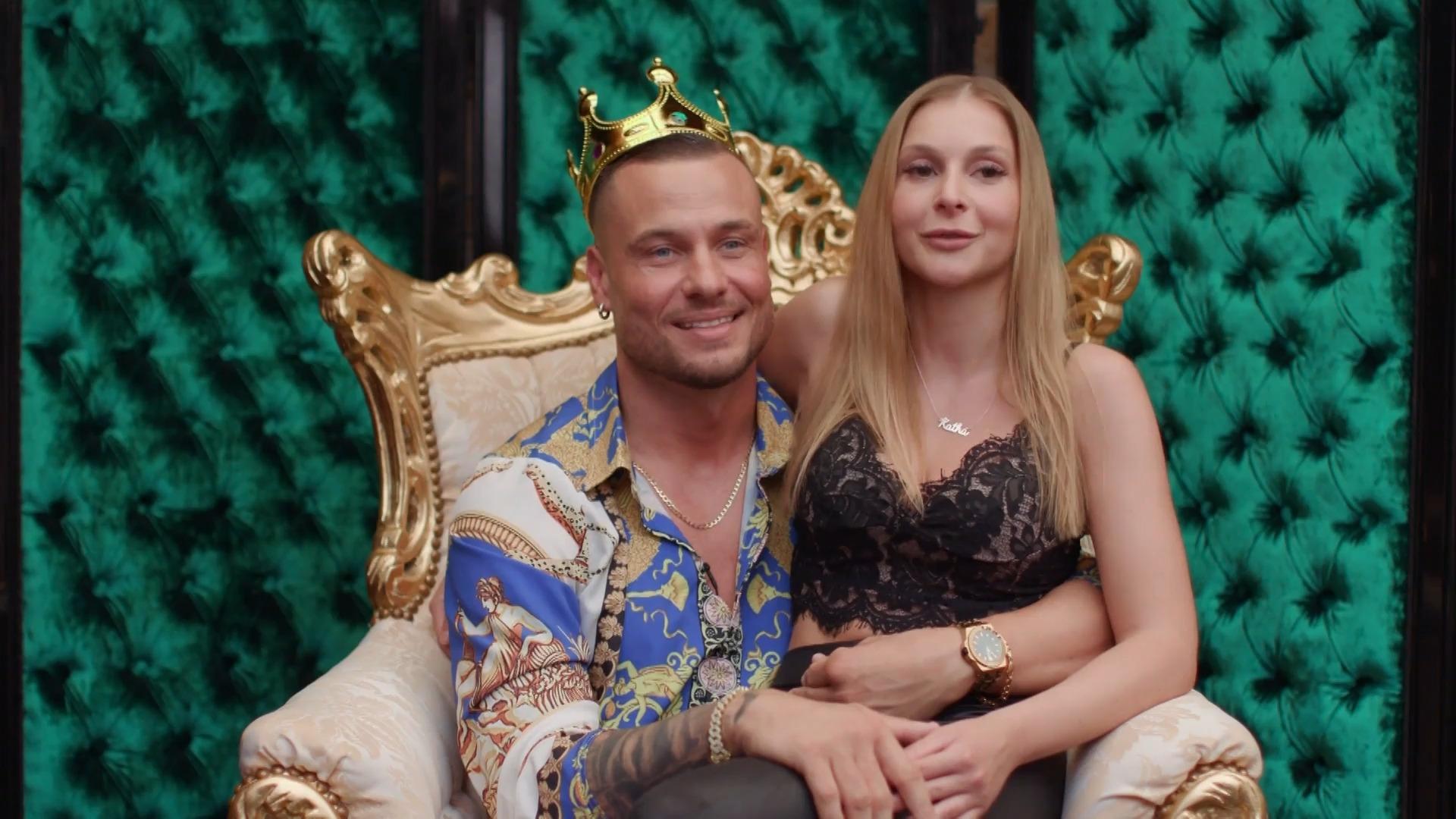 Eric Senderman e Katharina Hambuychen come un re sexy si trasferiscono nella casa estiva