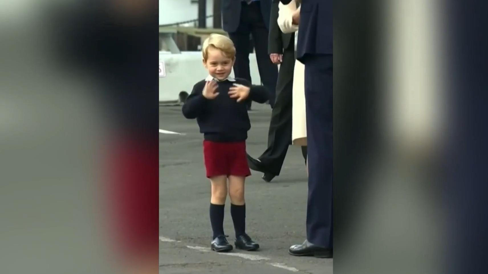 El príncipe George saludó suavemente a los corazones de los fanáticos reales.