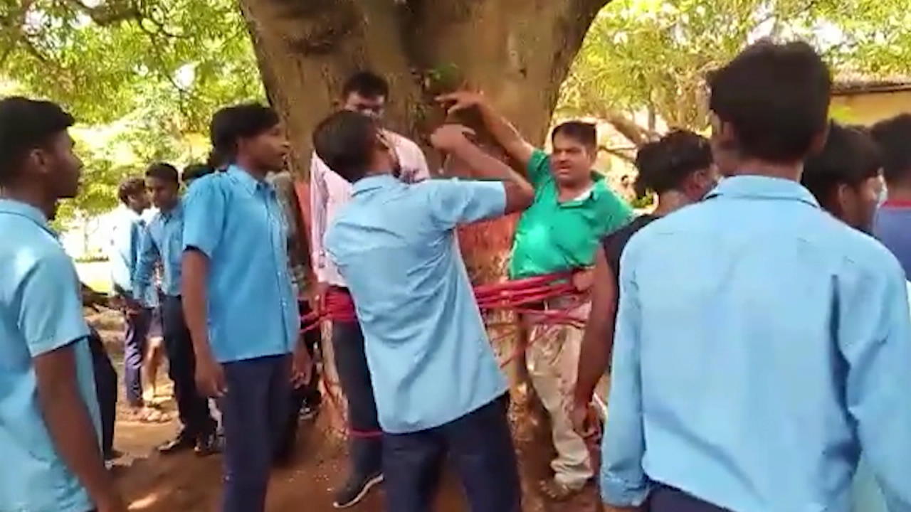 Wütende Schüler fesseln Lehrer an Baum Wegen schlechter Noten