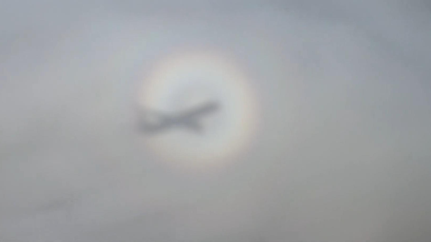Dieses Flugzeug wird von einem Regenbogen umringt! Ungewöhnliches Himmels-Spektakel