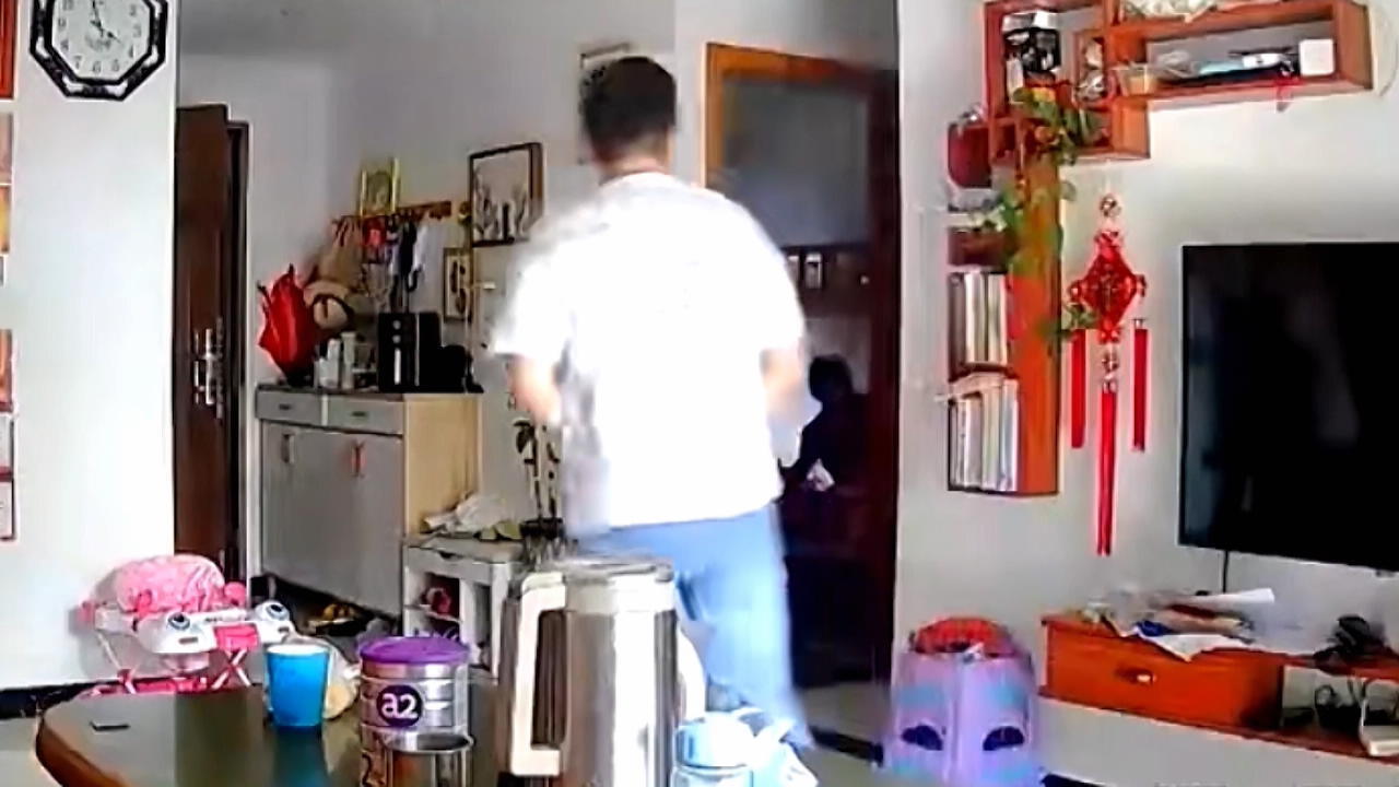 Hausbewohner sieht Einbrecher - und der Dieb schlendert raus Na, der hat die Ruhe weg