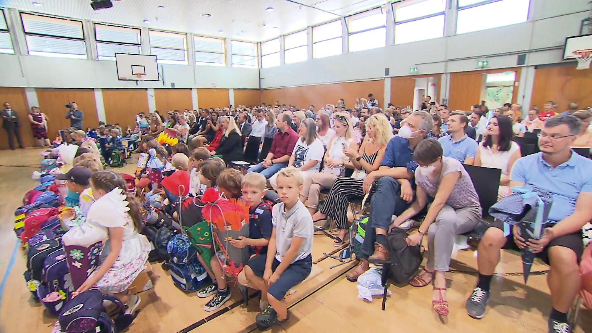 Hessens Ministerpräsident besucht 55 Erstklässler Auf die Schule, fertig, los!