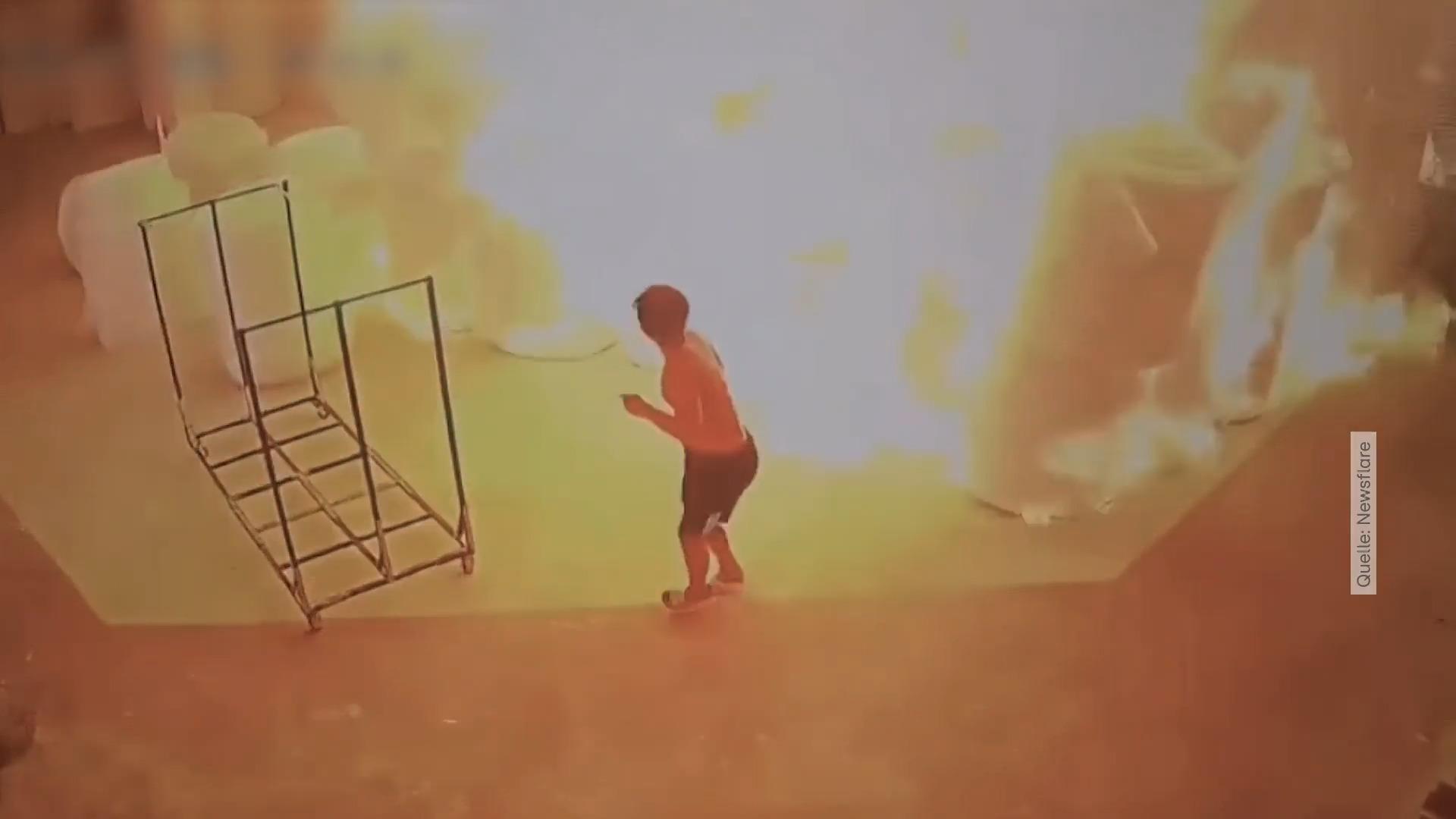 Arbeiter zündelt - ganzes Lager brennt in Sekundenschnelle Erschreckende Aufnahmen