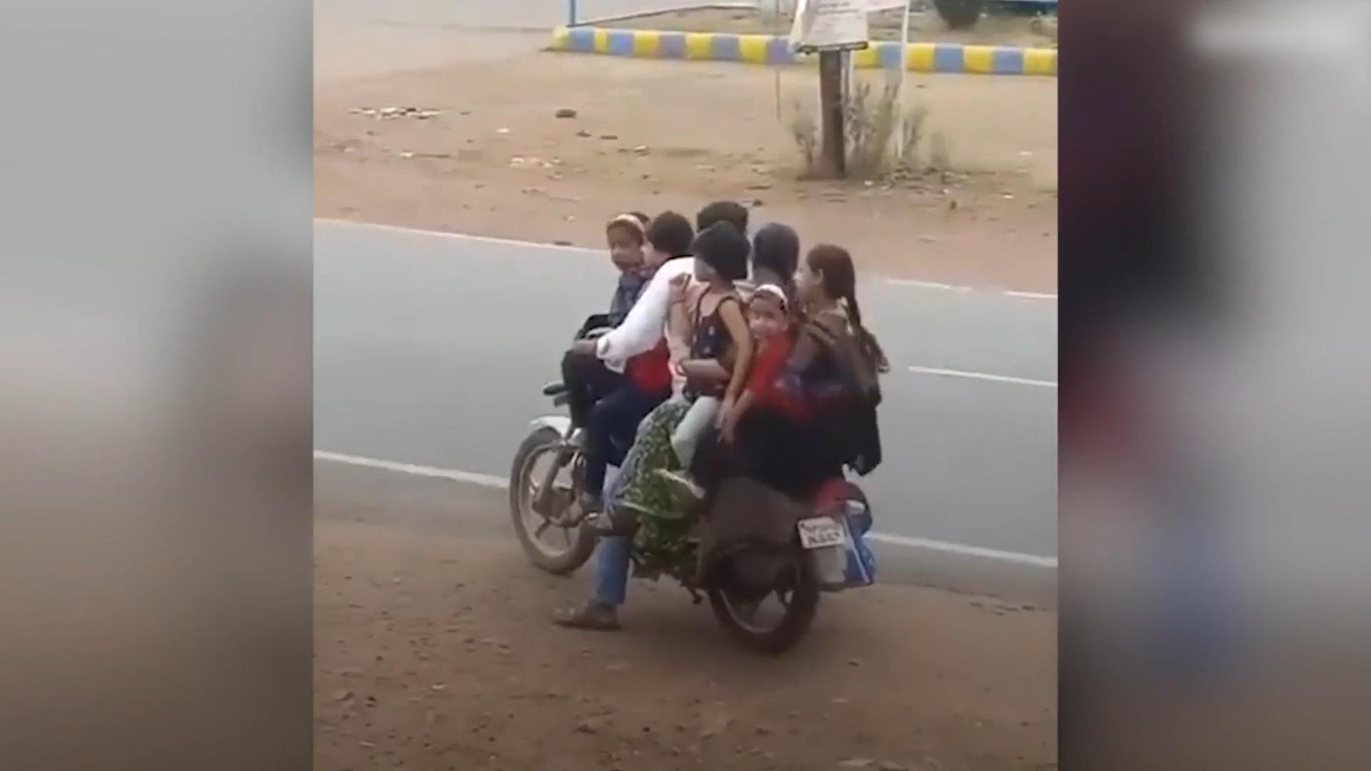 Hier fährt eine siebenköpfige Familie auf einem Motorrad Hoffentlich geht das gut!