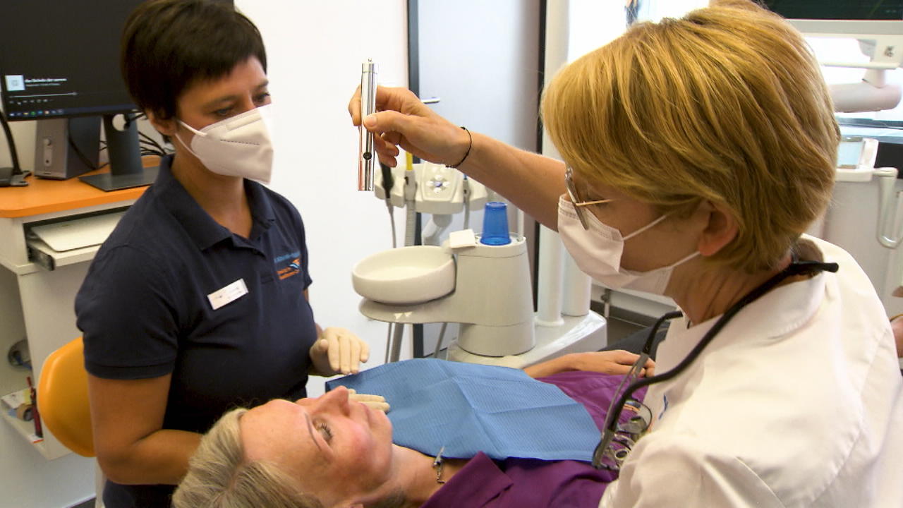 Schmerzfrei zum Zahnarzt met hypnose?  De verslaggever zit in de testmacht