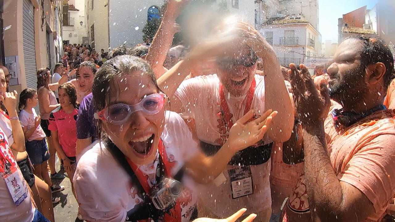 Tomato fight by Buñol RTL reporter right in the middle