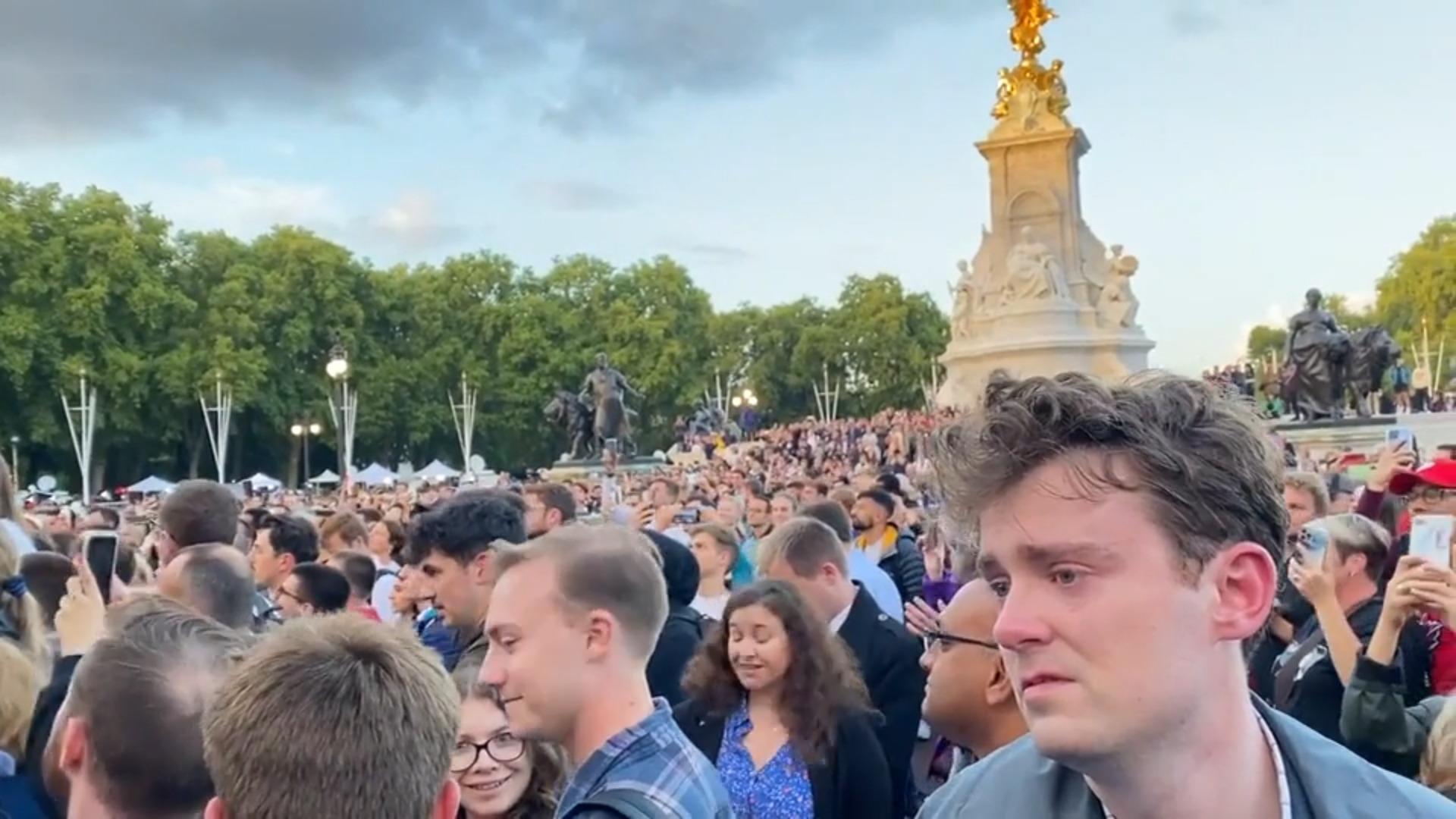 Multitud cantando frente al Palacio de Buckingham "Que el Señor proteja al rey" de luto por la reina