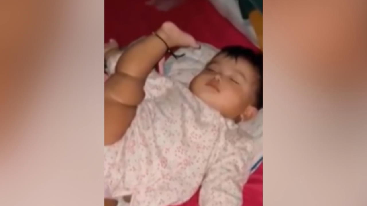 Op das Burkem IST?!  Baby schläft mit ausgestrecktem Bein Na dann, welterusten!
