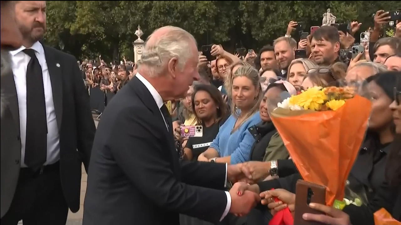 Fotos conmovedoras: el rey Carlos le da la mano a la gente un día después de la muerte de la reina