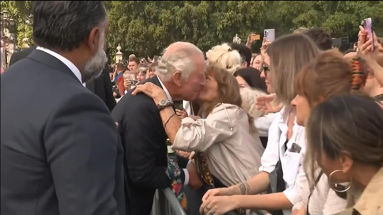 Una mujer besa al rey Carlos frente a Pegas en el Palacio de Buckingham: 