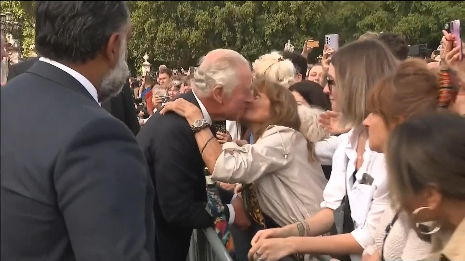 SIE ist die Frau, die König Charles geküsst hat Touristin pfeift auf die Etikette