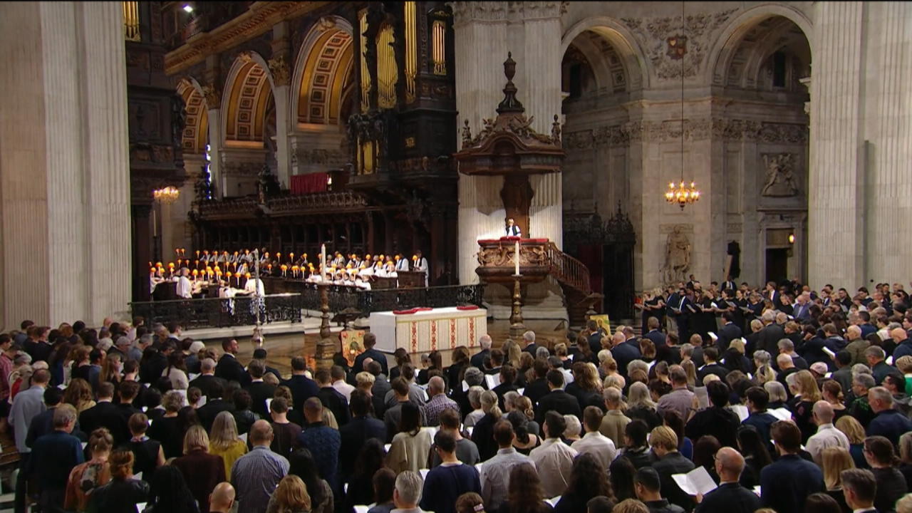 Conmemoración de la reina muerta en la Catedral de San Pablo en Gran Bretaña de luto