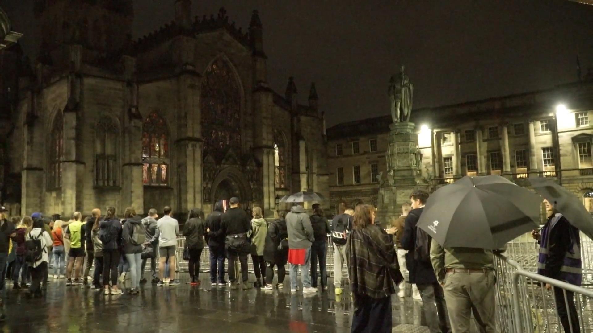 Schaulustige und Trauernde versammeln sich an der Kathedrale Ein großer Tag für Edinburgh