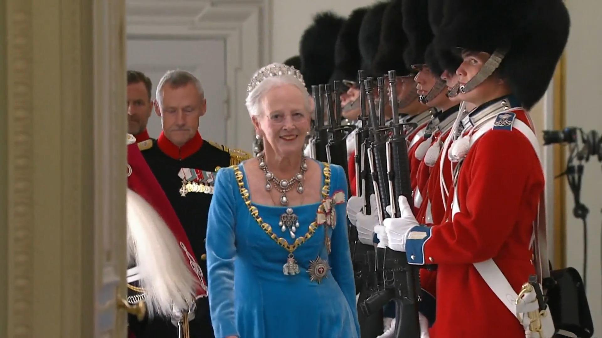La regina Margherita II celebra con riluttanza il suo cinquantesimo anniversario