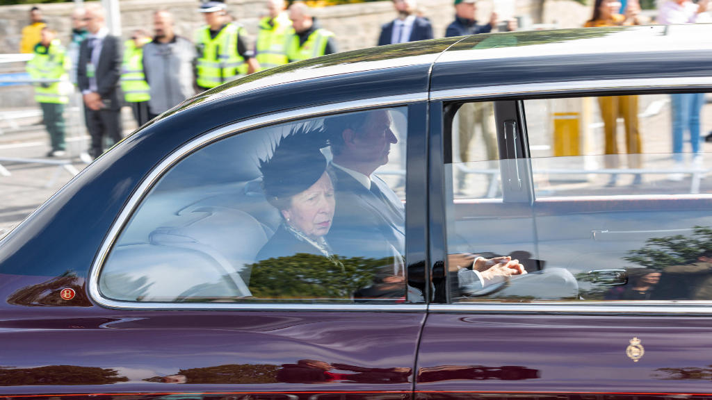 Prinzessin Anne weicht der Queen nicht von der Seite Konvoi mit dem Sarg