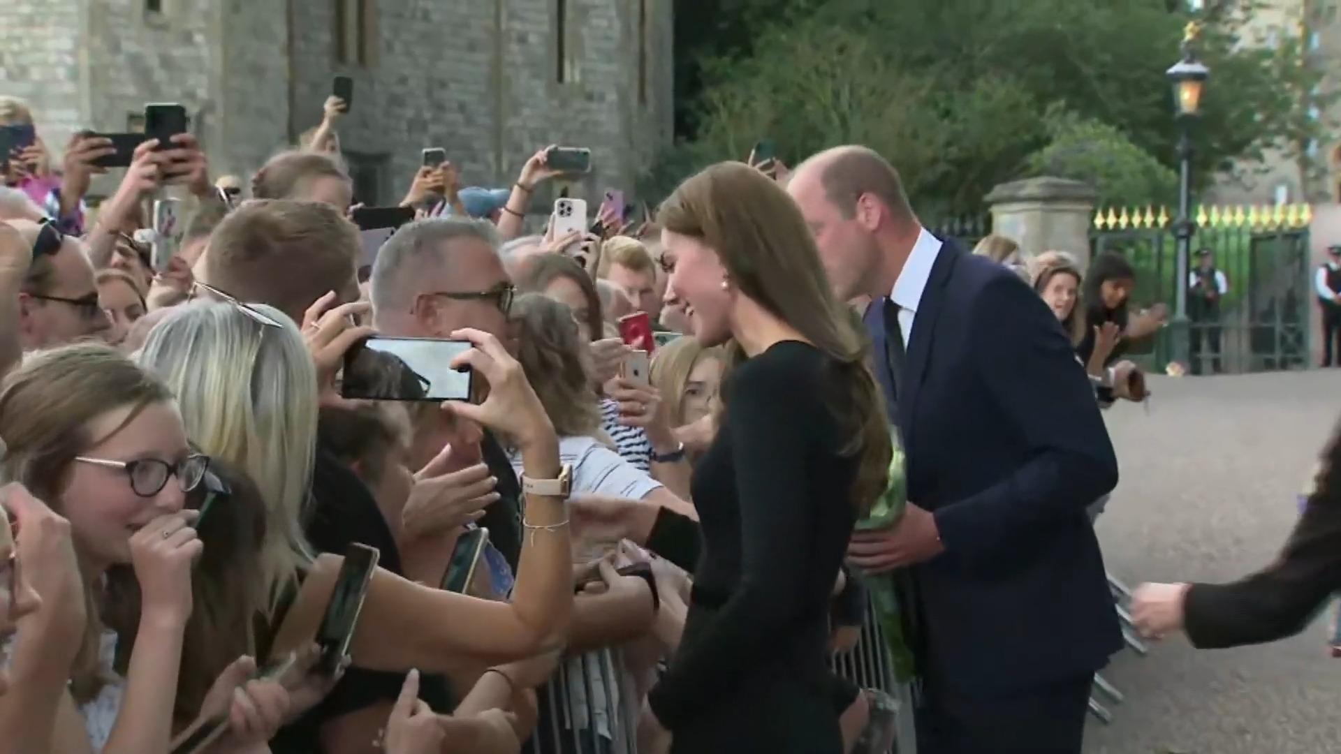 Wie sie um die Queen trauert Prinzessin Kate spricht mit Fans