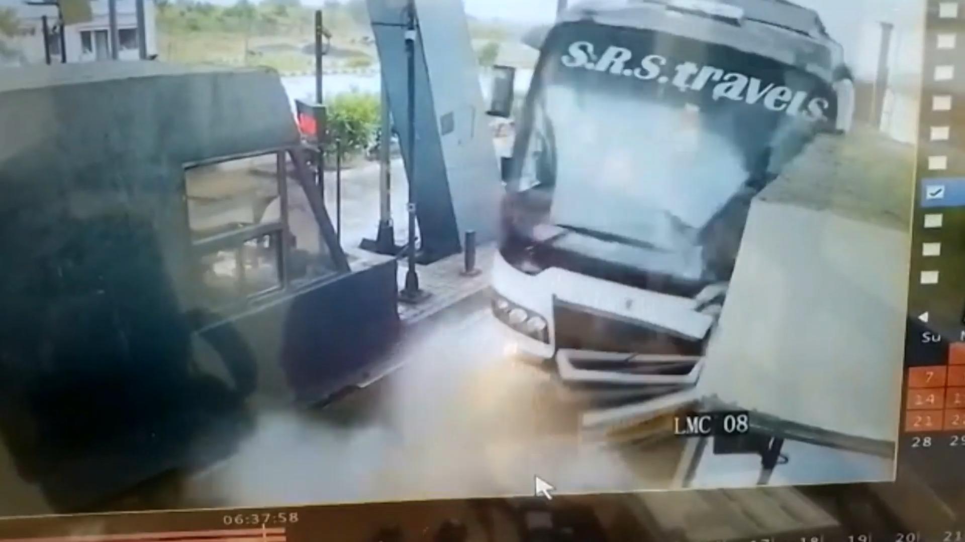 Sekundenschlaf! Busfahrer fährt mit Vollgas in Mautstelle Ein böses Erwachen