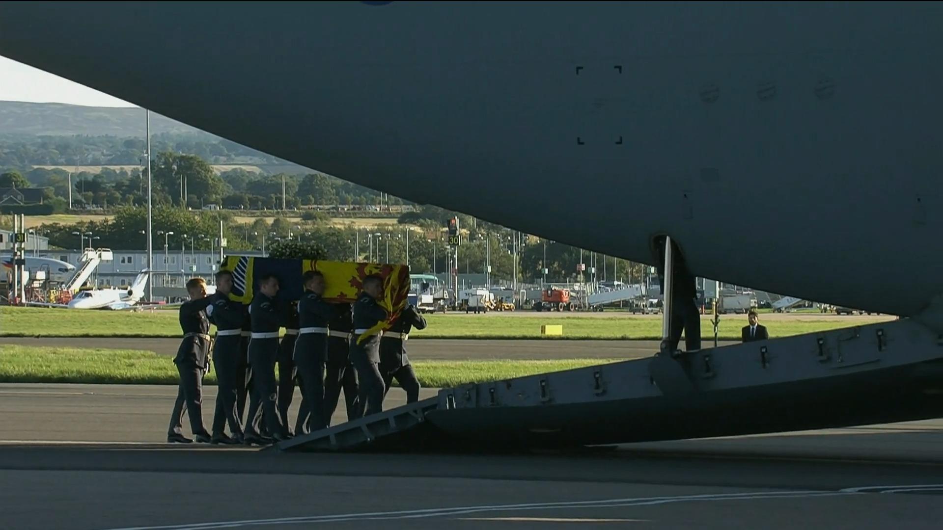 Ehrengarde trägt den Queen-Sarg ins Flugzeug nach London Abschied aus Schottland
