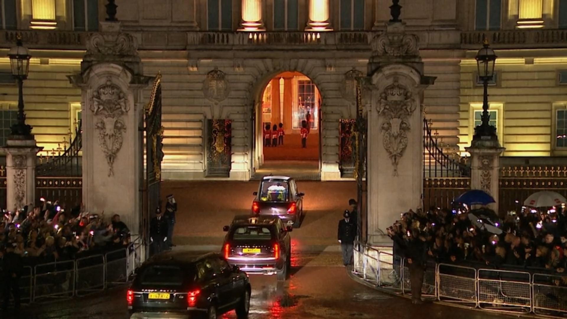 Der Sarg mit der Queen hat den Buckingham Palace erreicht Sie ist zu Hause angekommen