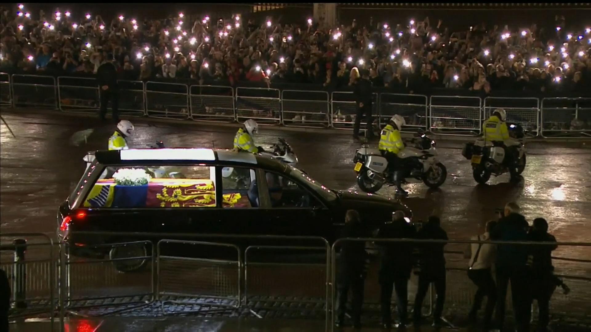 Ankunft des Queen-Leichnams am Buckingham Palast Unter tosendem Applaus