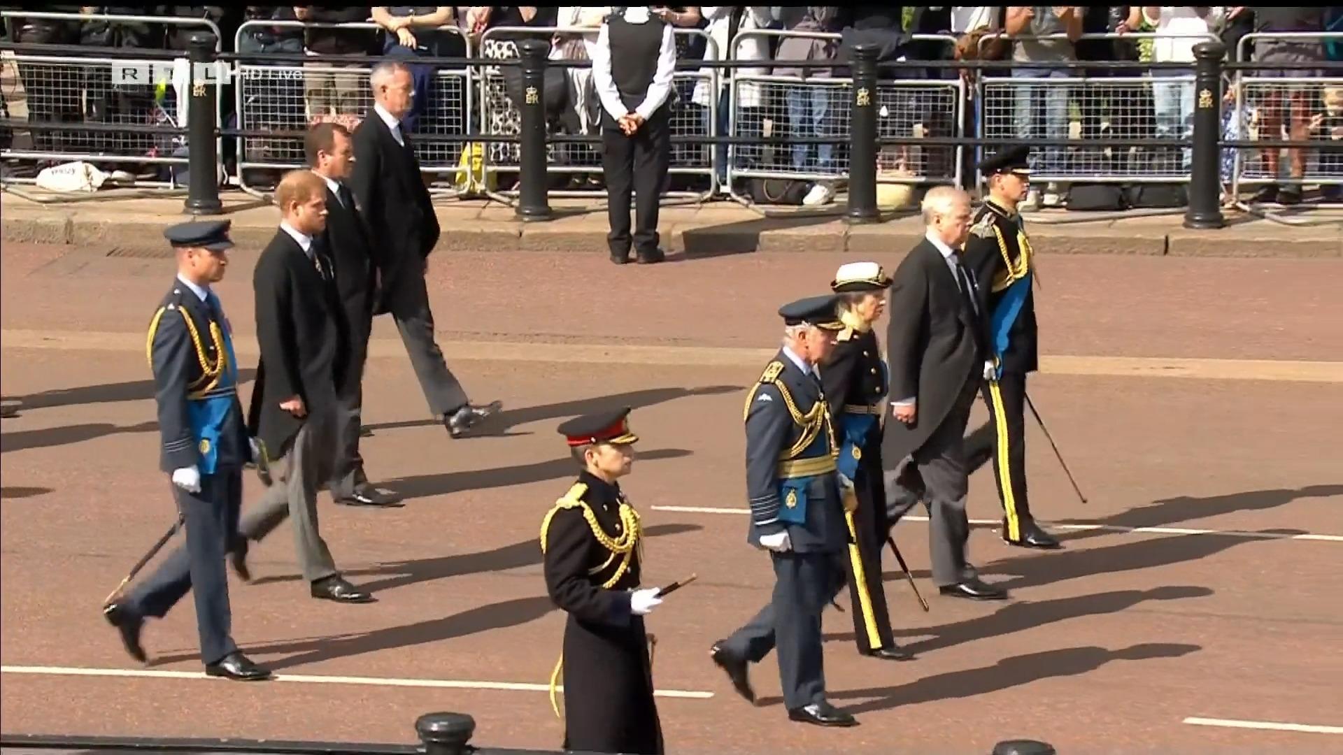 William & Harry laufen hinter dem Sarg der Queen Trauerzug durch London