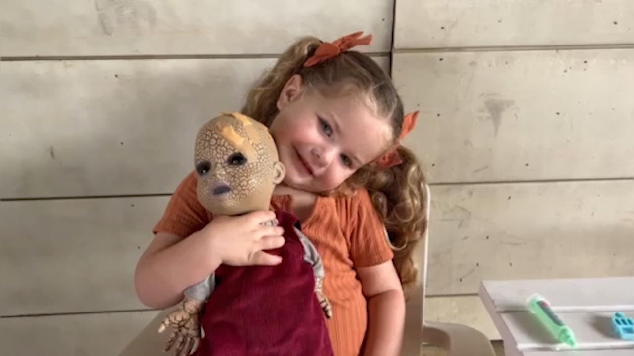 Mädchen (3) liebt Grusel-Puppe Sie nimmt sie überall hin mit