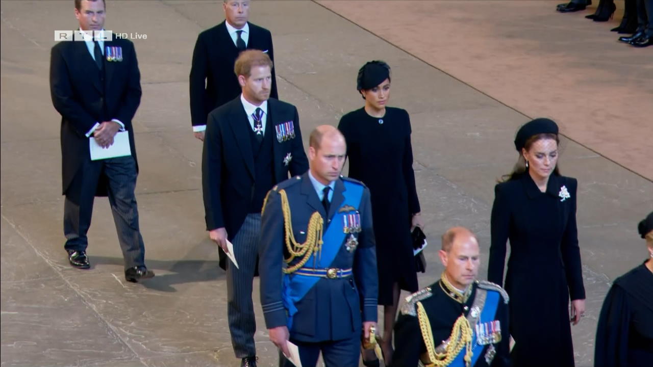 Le prince Harry et la duchesse Meghan se tiennent la main devant le cercueil de la reine