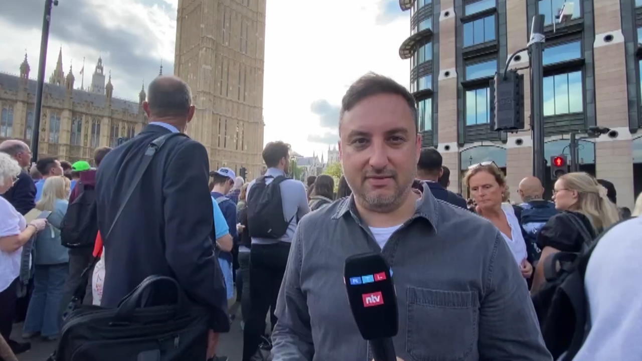 Reportero de RTL en Westminster Hall Atmosphere en Londres