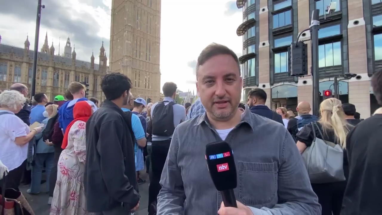 Journaliste de RTL : Il était important que les gens viennent, des milliers de personnes pleurent à Londres