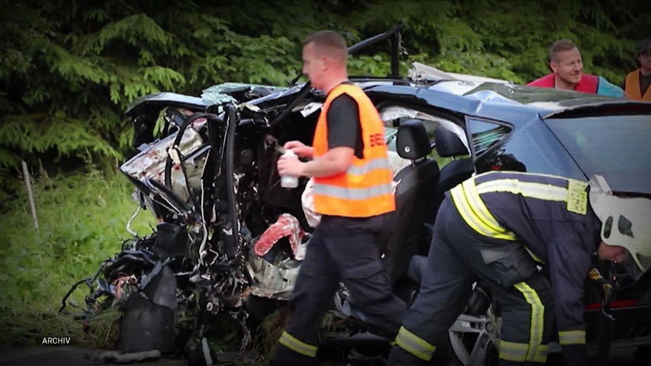 Prozess um Tesla-Unfall verschoben Drei Menschen starben bei Horror-Crash