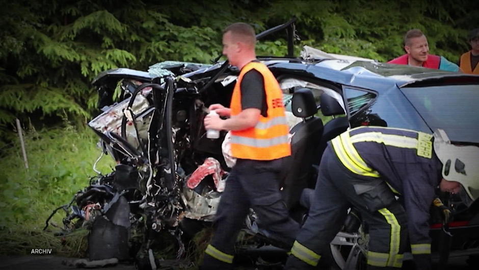 Aue (Sachsen) Tödlicher TeslaCrash Freundin hätte in dem Auto