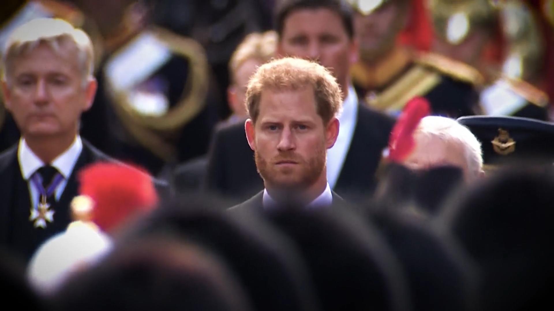 Der schwere Gang von Harry und William Seite an Seite hinter der Queen