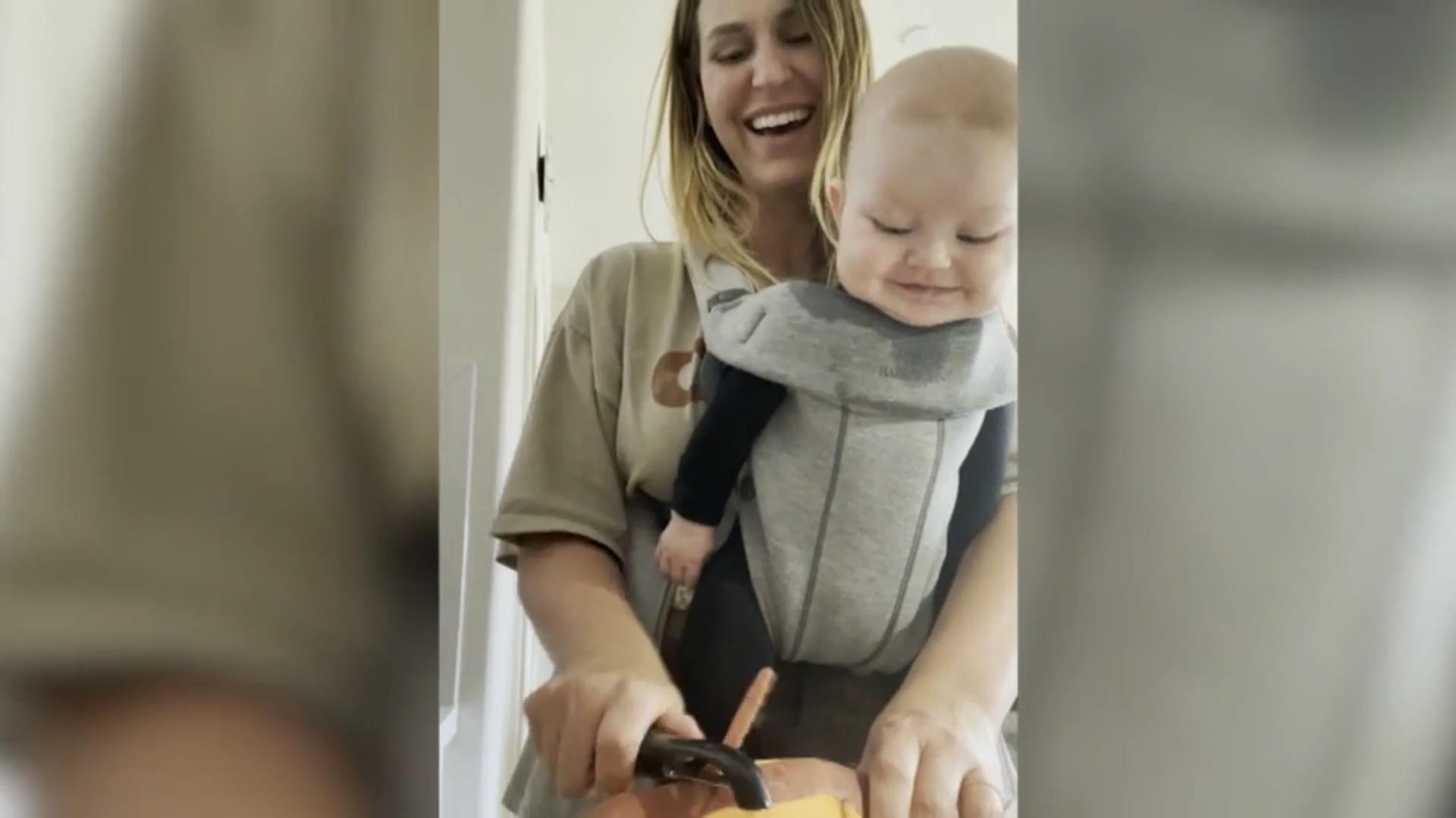Baby lacht hysterisch - beim Süßkartoffel-Schälen Gute Laune garantiert