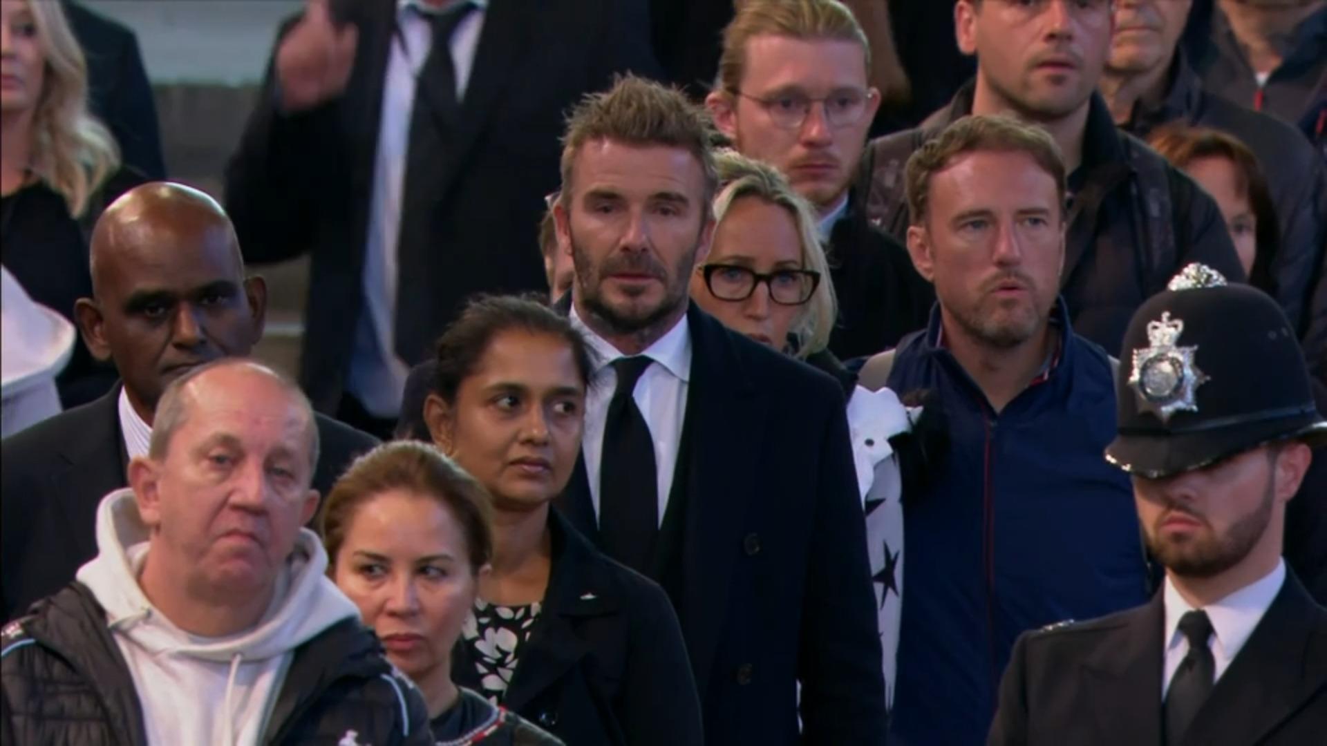 La estrella del fútbol mundial David Beckham espera frente al ataúd de la Reina, y ha estado esperando desde las 2 de la mañana.
