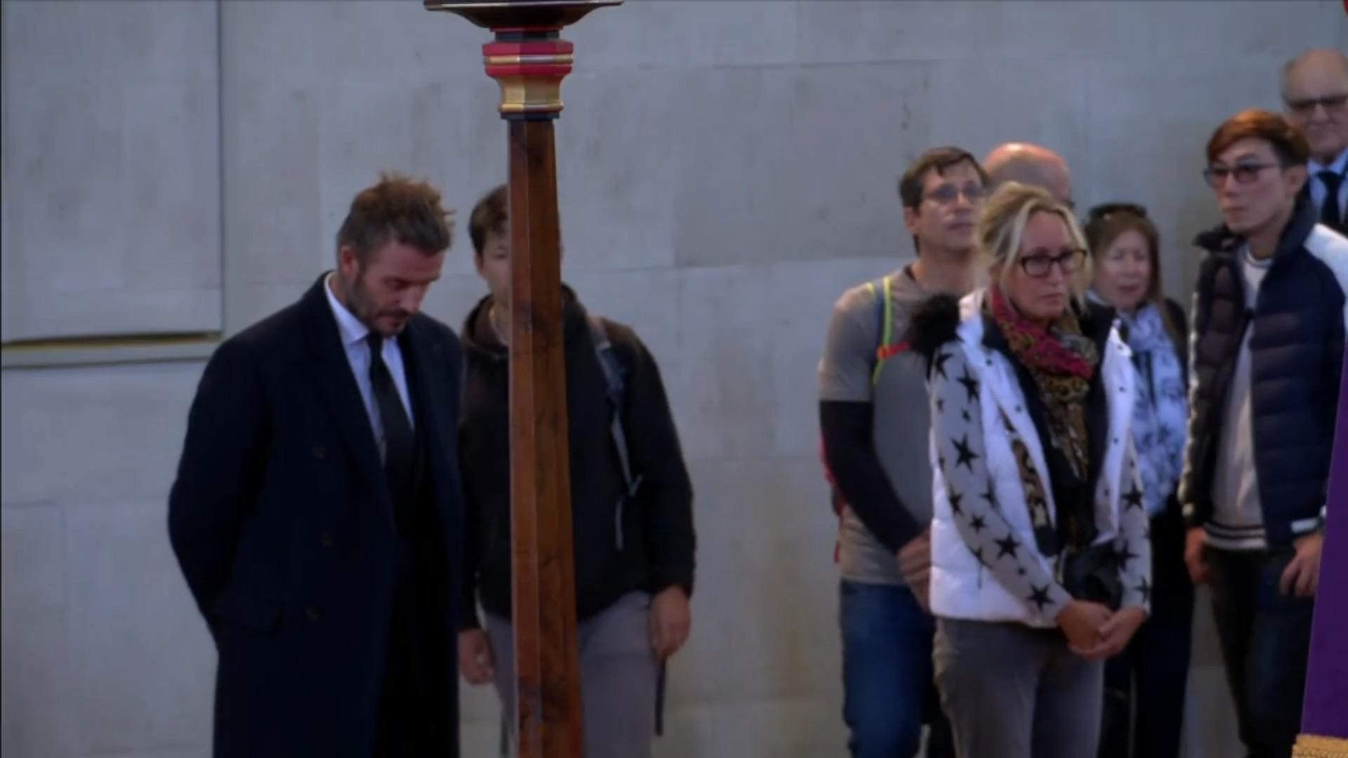David Beckham se inclina ante el ataúd de la Reina.  Lo ha estado mirando durante 14 horas.